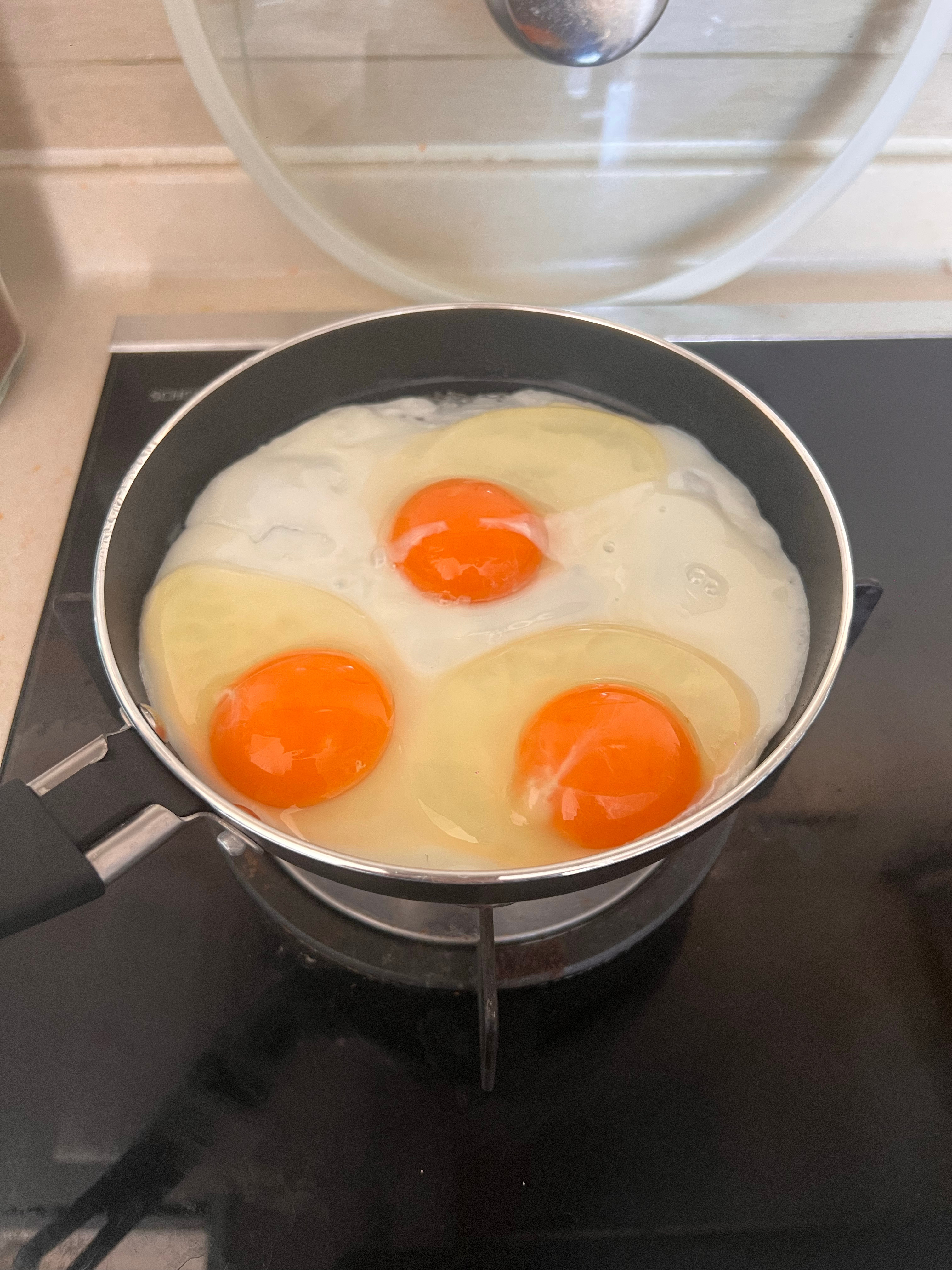 宜家这个小煎锅，对我这种每天早上要吃三个煎蛋的人来说很友好，刚刚好。 