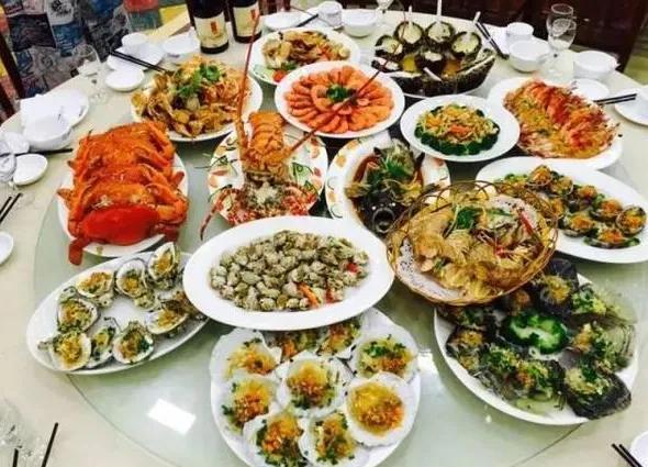 我在浙江上大学时交了一个当地女朋友，她长得漂亮，家庭条件优越。然而，我来自外地的