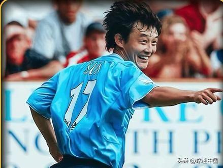 2007年英超联赛，曼城主场对阵对手的比赛中场间隙，现场球迷挥舞旗帜助威，一面小