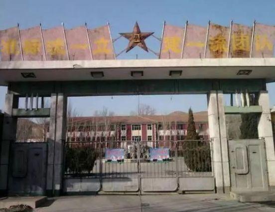 那些废弃军营为啥一直没人敢动？原因也很简单：它们都归部队管，地方上完全没辙。别看