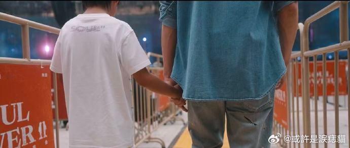 陶喆儿子出镜了 谁能扛得住这种画面啊，陶喆牵着儿子走在演唱会舞台，满屏都是父爱，