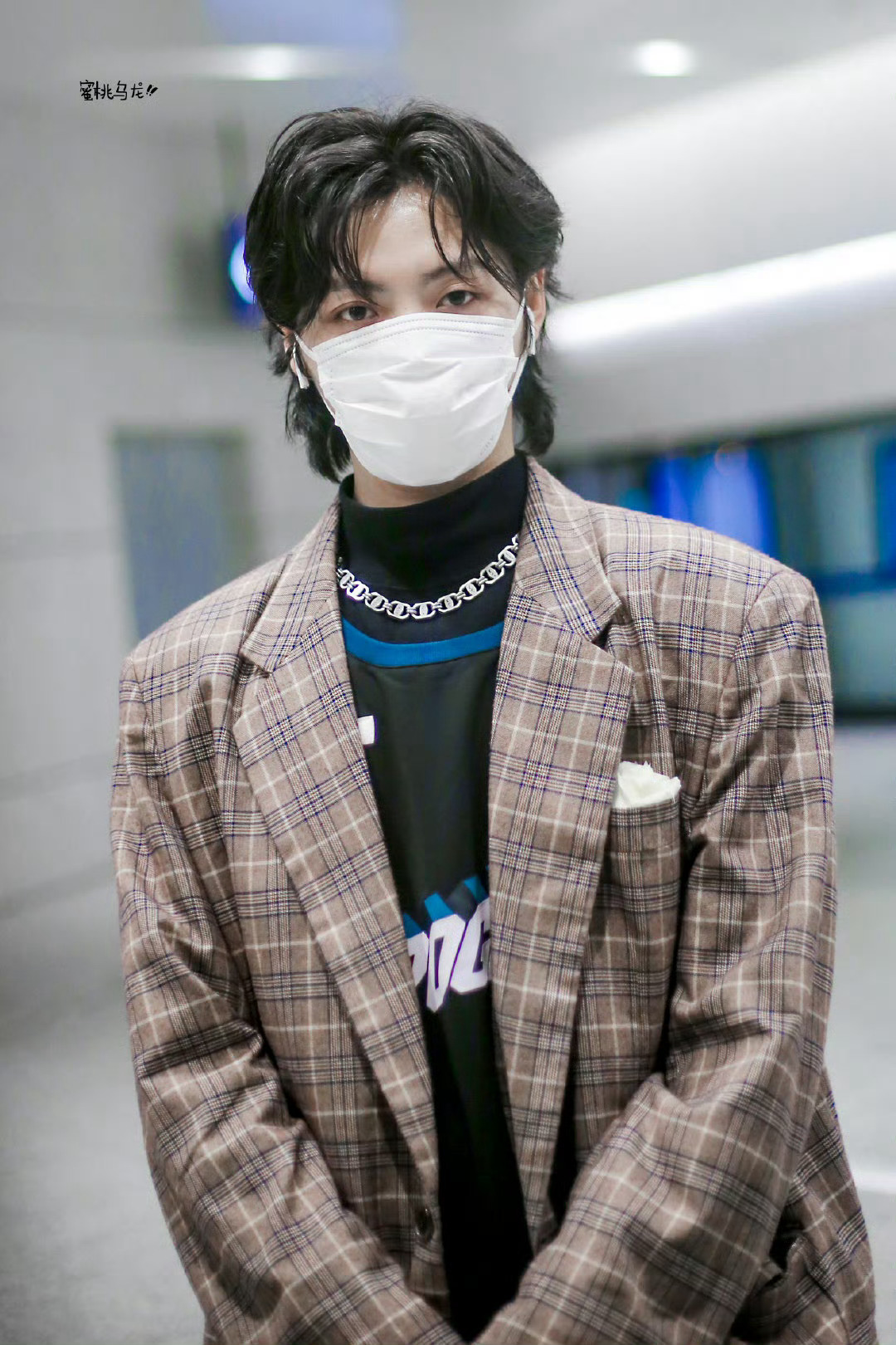 肖宇梁 手捧着鲜花~ 