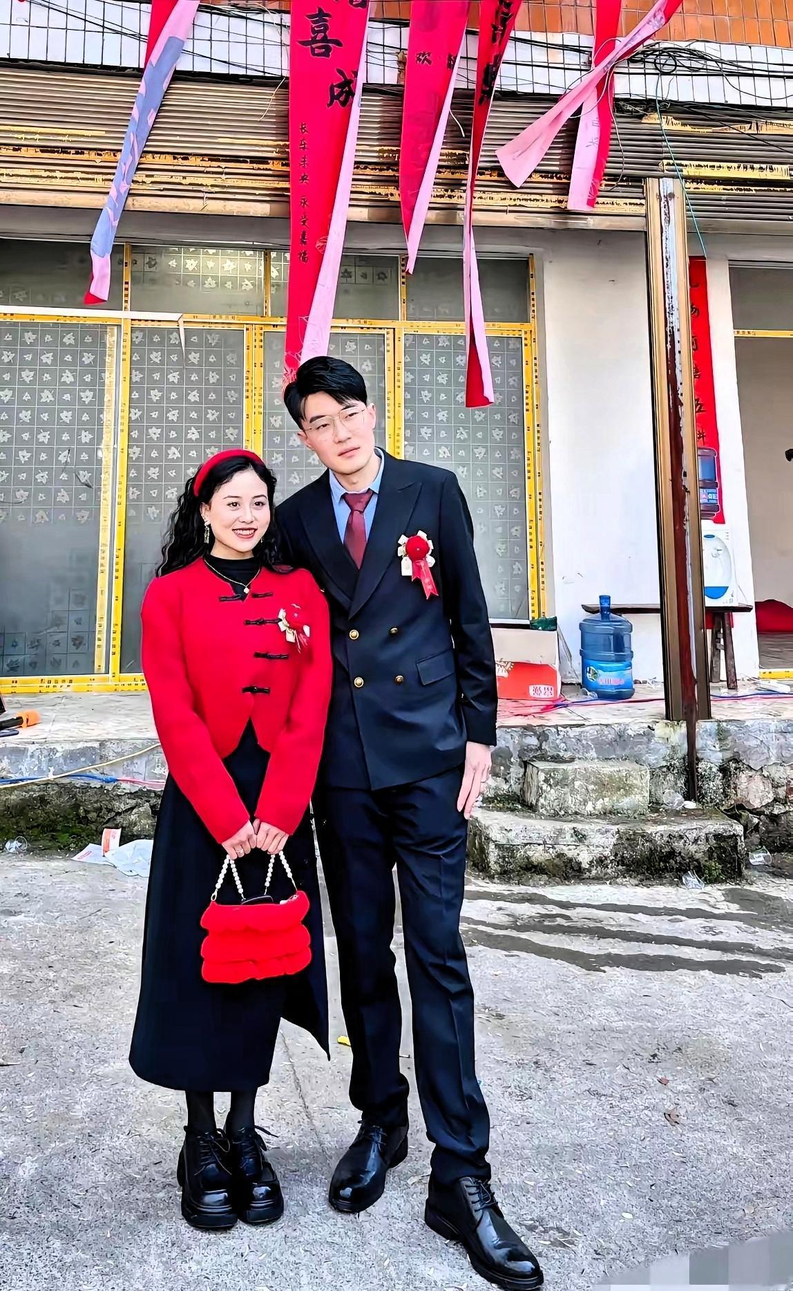 昨天我参加了一场婚礼，
看完真有点不敢相信。
​新郎是政府部门的公务员
新娘在重