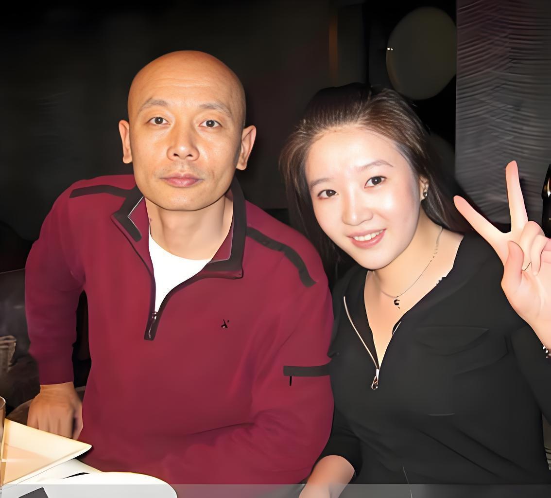 三十年前，也就是95年吧，葛优拍戏赚了350万。回家，就将这笔钱交给了内当家的贺