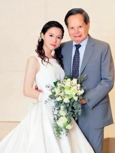 2004年12月24日，82岁的杨振宁与28岁的翁帆登记结婚，消息一出，犹如一颗