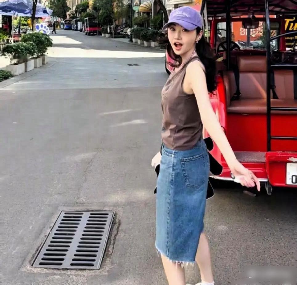 看景甜这身私服才发现，旅行穿搭真不用硬拗，松弛感太迷人了 