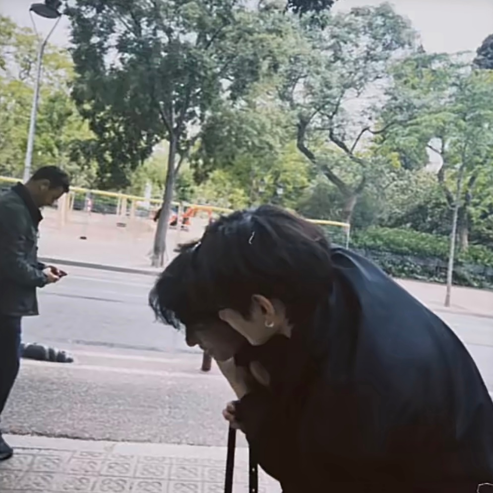 坠入爱河了。何伟就这个意思。 