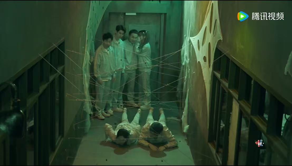 王安宇[超话] 王安宇进密室一秒八百个假动作一见你就笑 笑不活了！王安宇在密室里