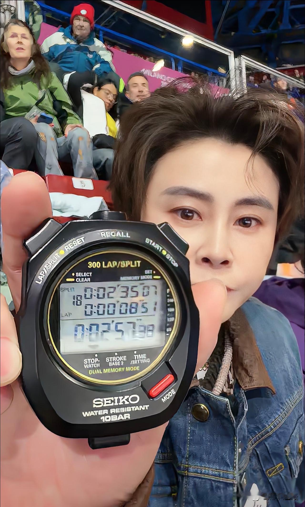 混合速滑接力决赛，
中国队到手的金牌没了。
孙龙在关键交接棒环节出了问题，整个比