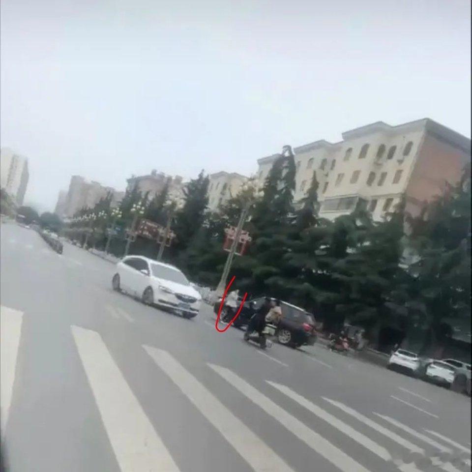 警方通报社区女书记开车撞人致2伤已被刑拘，除了社区书记身份，还为（宝鸡凤翔）市、