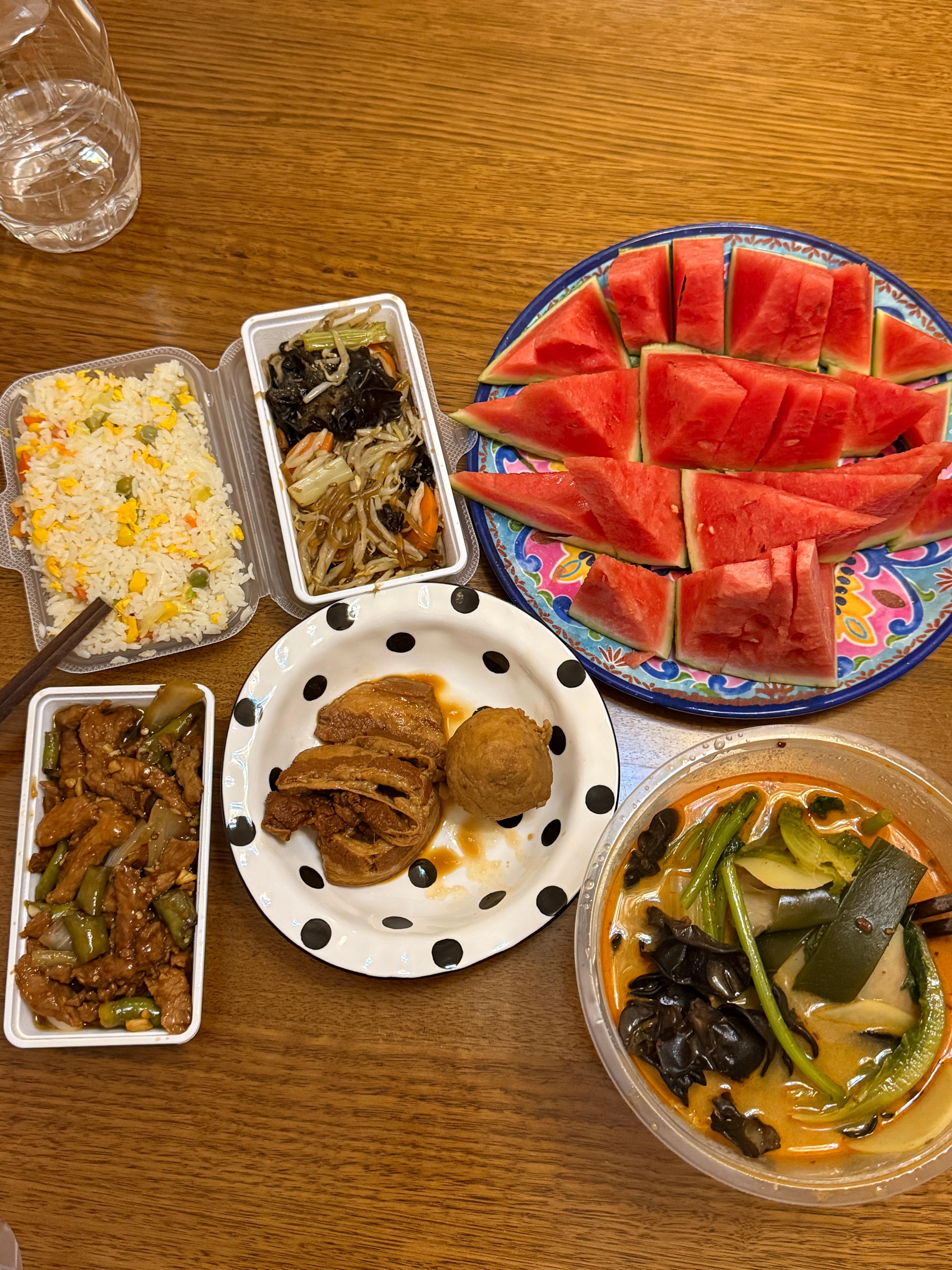 朴素的一餐 小酱跟同学出去吃饭看电影了，我和老酱简单吃点儿，我外卖了全素的麻辣烫