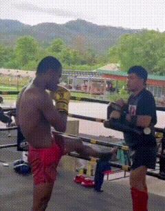 打遍中国无敌手的泰拳王子播求到底厉害在哪里，看他跟中国自由搏击运动员打比赛时，播