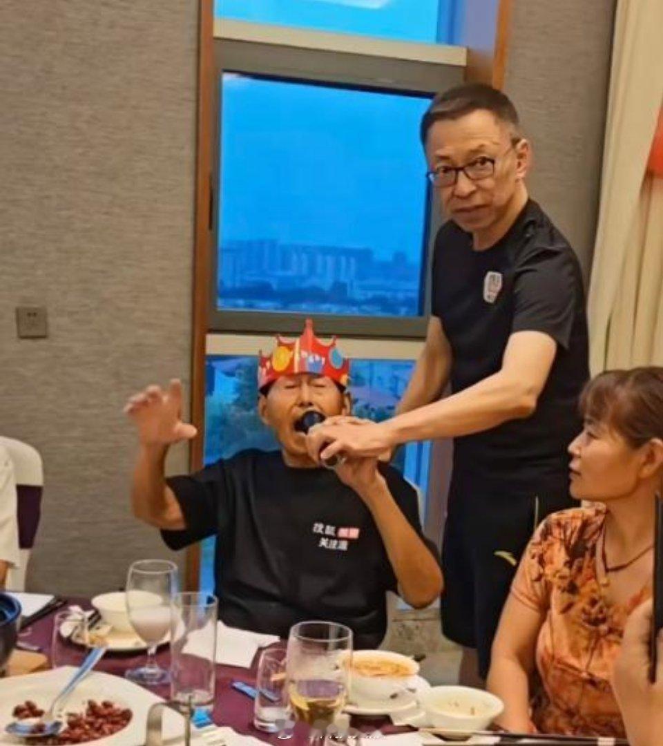 61岁张朝阳为100岁父亲庆生，都穿着搜狐文化衫。老爷子会遗憾儿子至今未婚未育吗