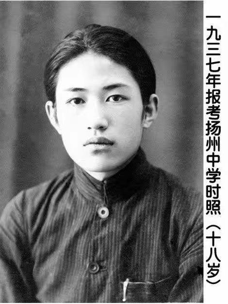 张艺谋的父亲张秉钧是一名国民党军官。在战争年代，张秉钧投身军旅，有着军人的担当和