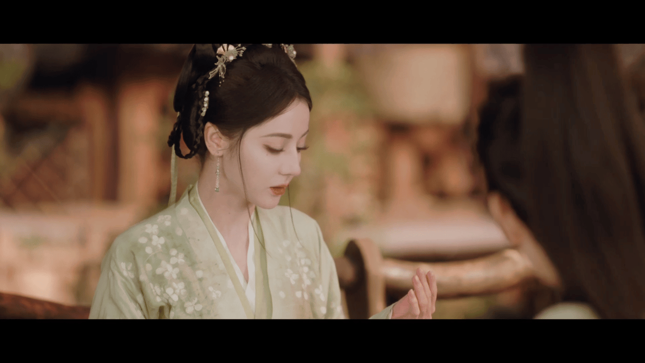 谁不想被迪丽热巴公主抱啊迪丽热巴女帝气场这一抱苏感爆棚，热巴的表现力真的绝了 