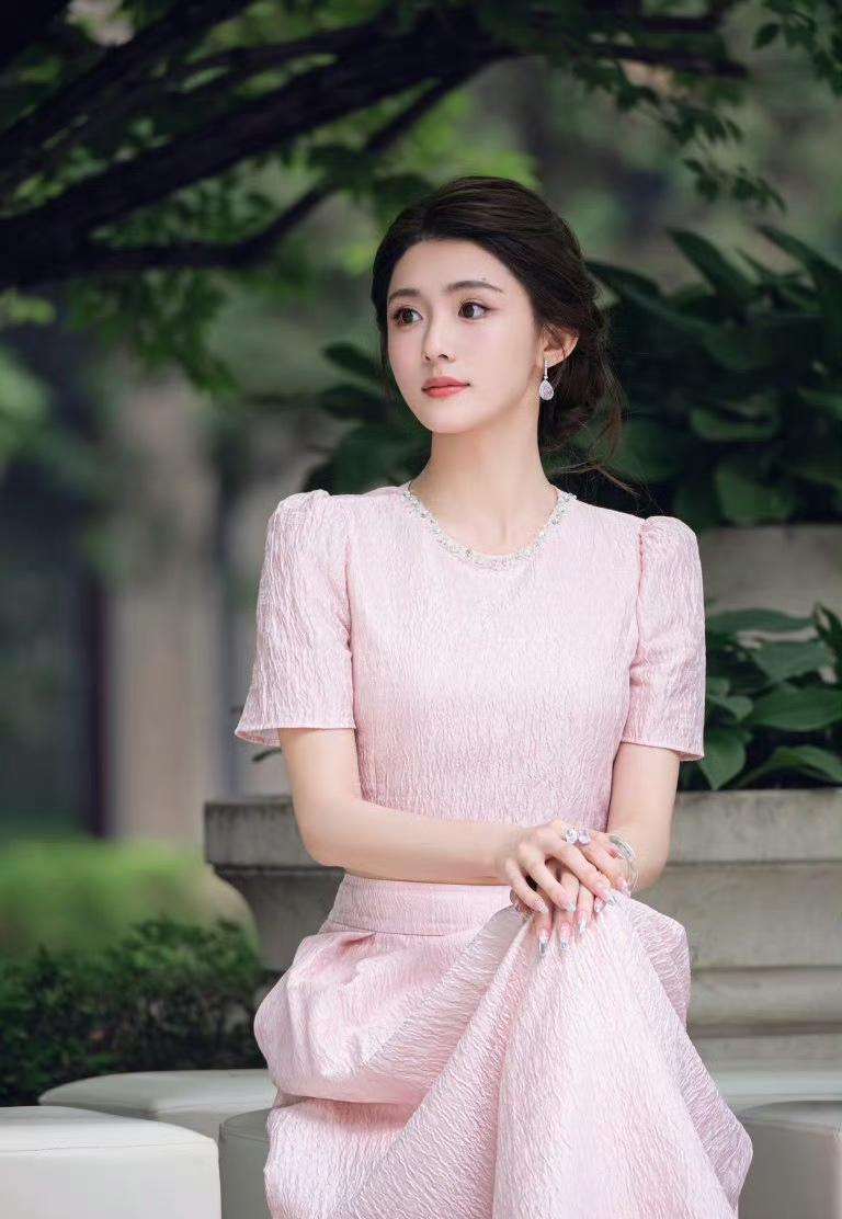 💖OOTD | 属于夏天的温柔粉💗 这套粉色套装真的太戳我了！珍珠领口设计感