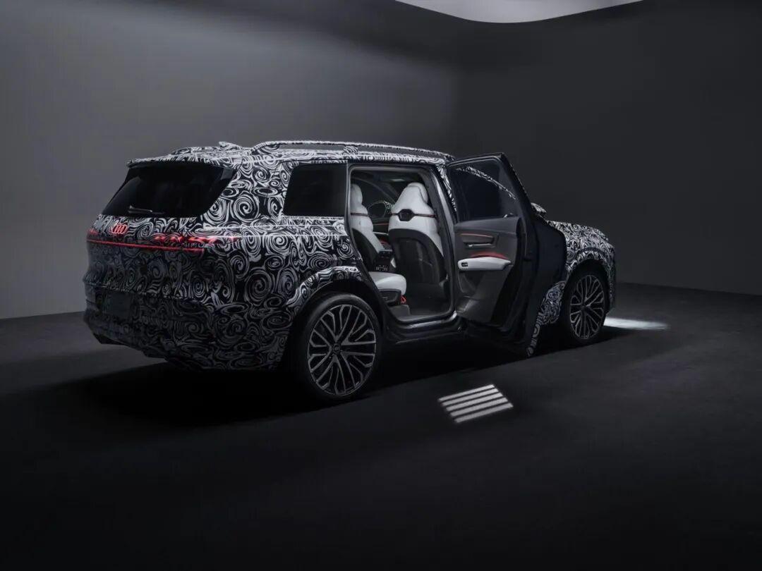 奥迪首款全尺寸SUV Q9官宣内饰：四门电动，7月29日发布
奥迪终于要对宝马X