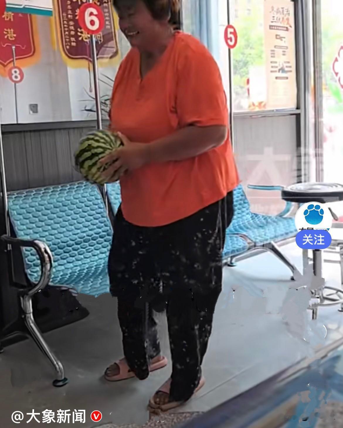 近日，河南商丘民权村里一位朴实的农妇，前段时间在村口的乡村诊所看完病，身体顺利痊