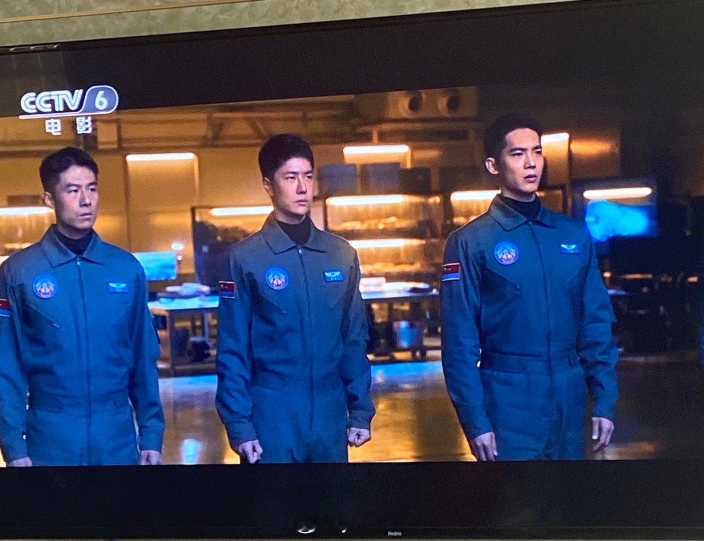 家里中老年男性在看长空之王，他们这类就是蛟龙的受众但是他们不会去影院，过年活动就