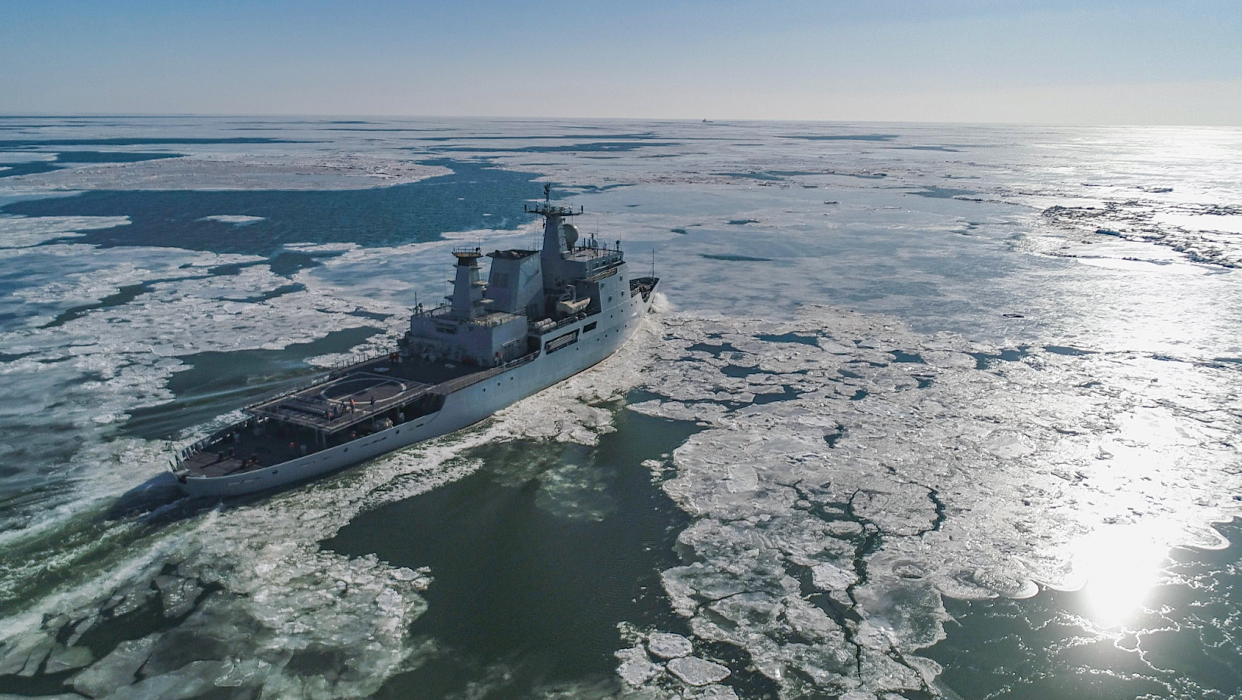 海军破冰船（海冰722、海冰723）好图均为第二代破冰船，可执行抢险救灾、破冰引