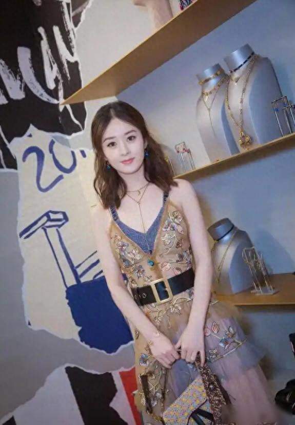 赵丽颖从少女甜妹到辣妈穿搭蜕变，时尚自由能不能被年龄定义？
