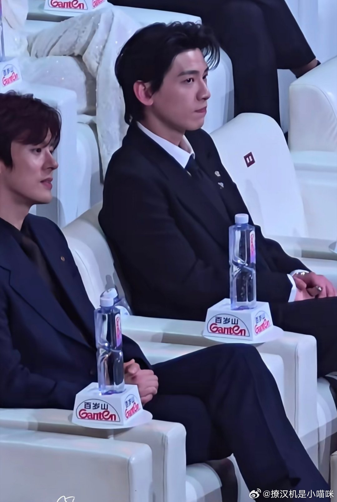 魏哲鸣的名品鼻子啊，侧脸真的好优越啊！！！边上的辛云来也算帅哥，但是跟魏哲鸣对比