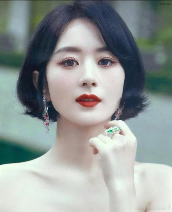 赵丽颖已经收到了谢娜演唱会的邀约，不过她的团队不建议她去参加，毕竟争议很大，很容