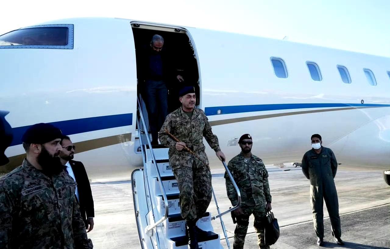 巴基斯坦陆军元帅穆尼尔抵达德黑兰，受到伊朗外交部长阿拉格奇的欢迎 ​​​