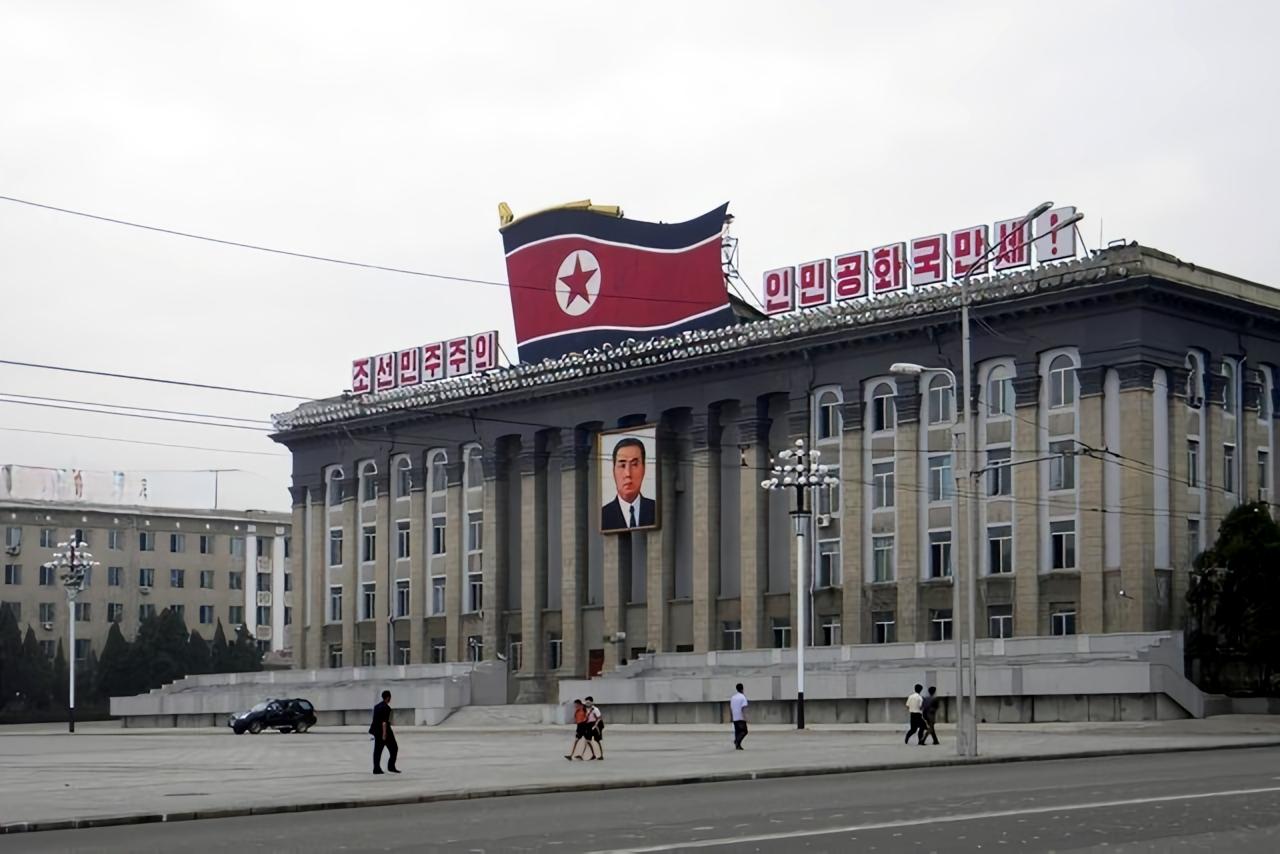 4月7日至8日，朝鲜连续两天发射弹道导弹，瞬间引发国际社会高度关注，外交部迅速回