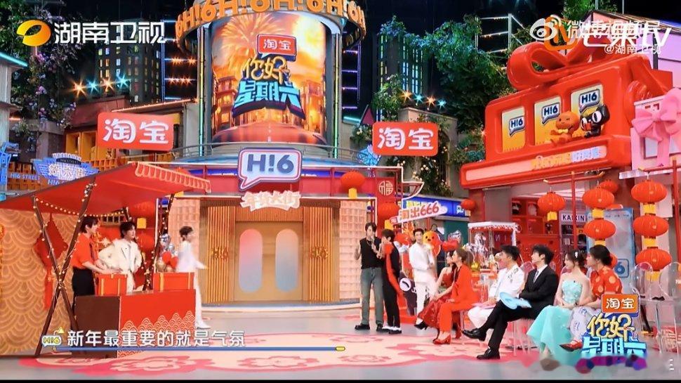 丁程鑫既过了嘴瘾又过了手瘾抽象好物局，丁程鑫上来表演了一把驭扇，这波属实被装到了