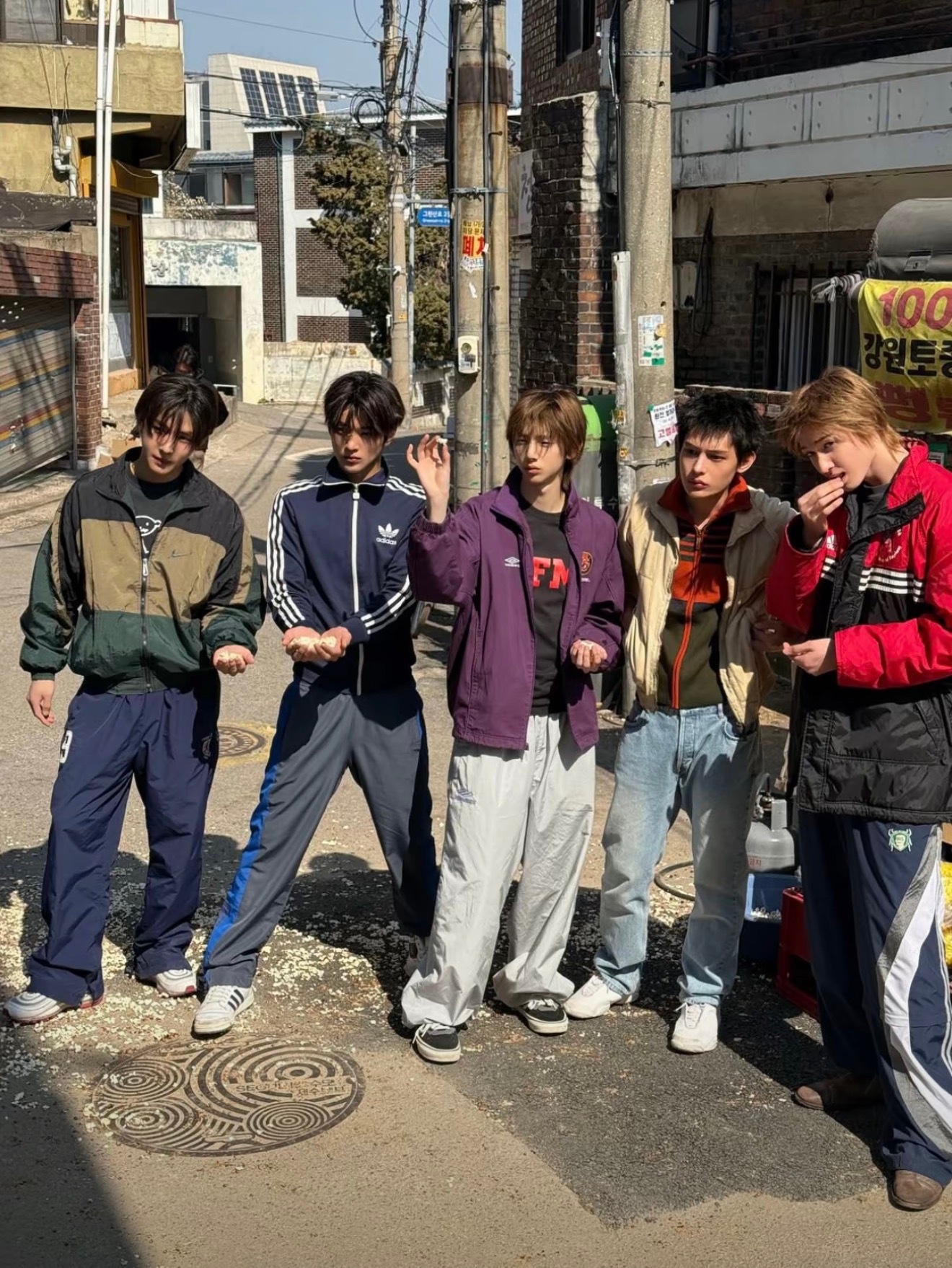 如果村口站了这么几个人的话我会绕道走，尤其害怕那个红色衣服的人会莫名其妙的跑出来