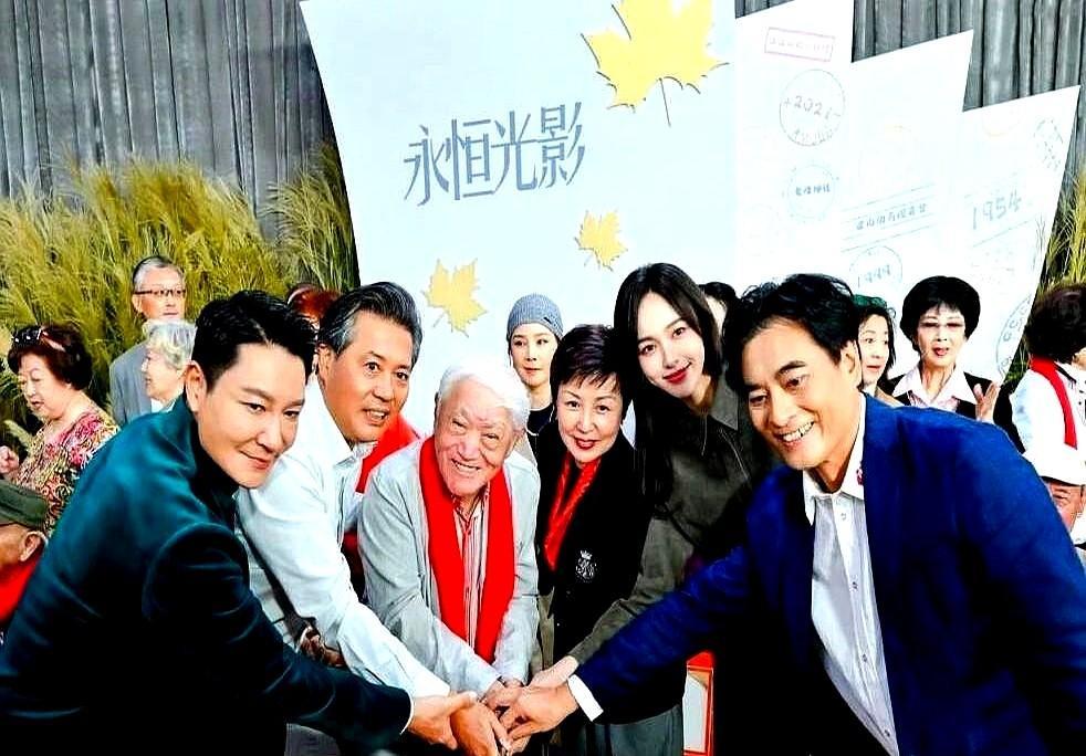 牛犇九十岁，站C位？
他一转身，把光让给了唐嫣。
不是谦虚，是把火种递出去了。