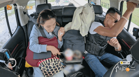 李施嬅看出车崇健挂脸了救命！车崇健这脸变得比翻书还快🤯 喝咖啡蹭脏李施嬅的包，