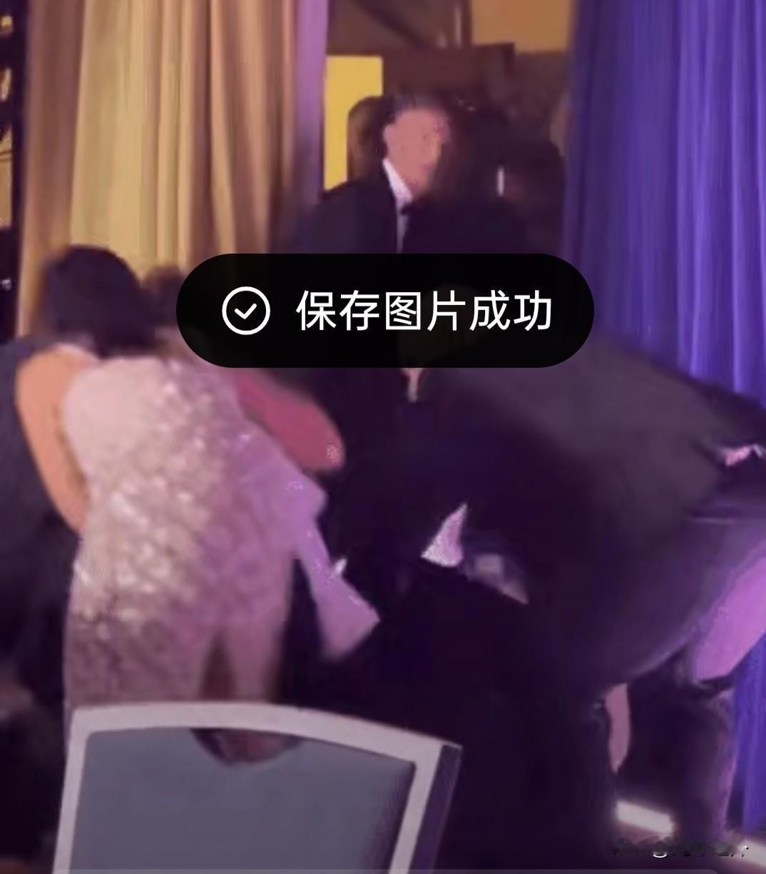 4月25日白宫记者晚宴突发枪击事件，现场视频中，担任晚宴主持人的CBS记者、白宫