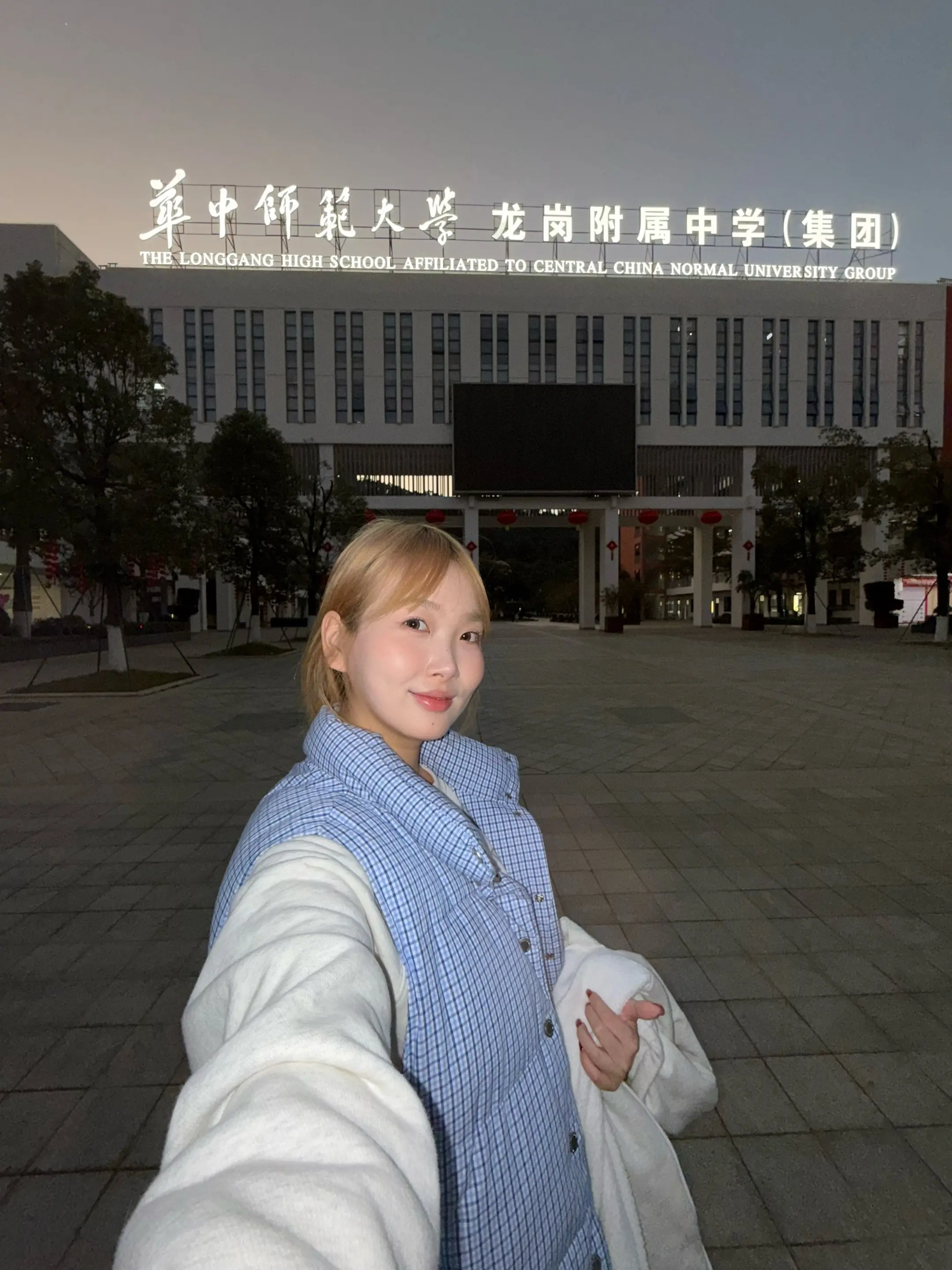 回学校。 虽然觉得高中生很年轻很青春，但再也不想过高中生活了。谁明白
