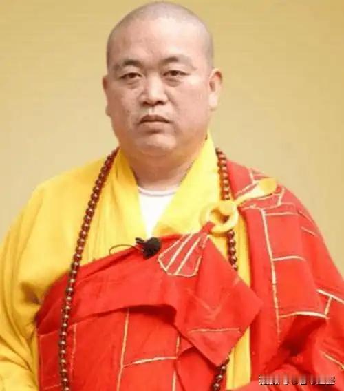 2015年，释永信拿出了一张412万澳元的支票。

并亲手把这张支票递给了澳大利