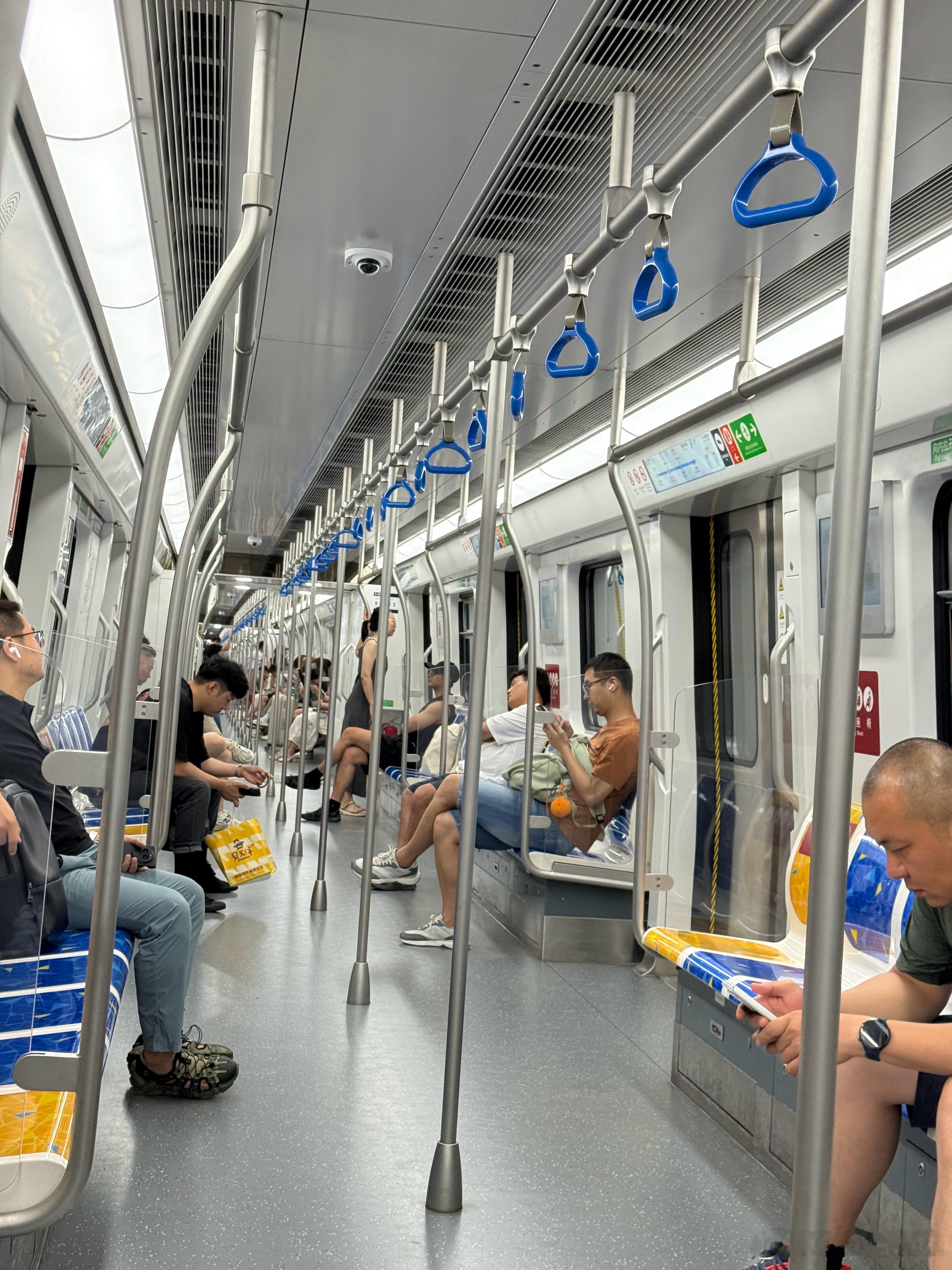 好久没坐地铁了，在北京还是地铁出行快啊，从北五环到东二环只需要20分钟！开车再顺