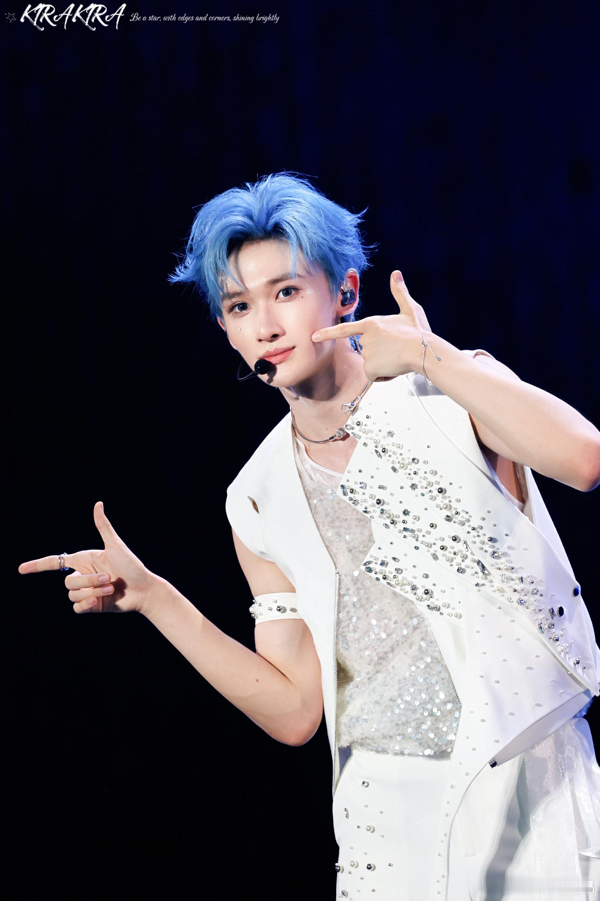 轻轨上的小纸条见证了余宇涵的成长 当年轻轨上被递纸条的懵懂少年，如今已是独当一面