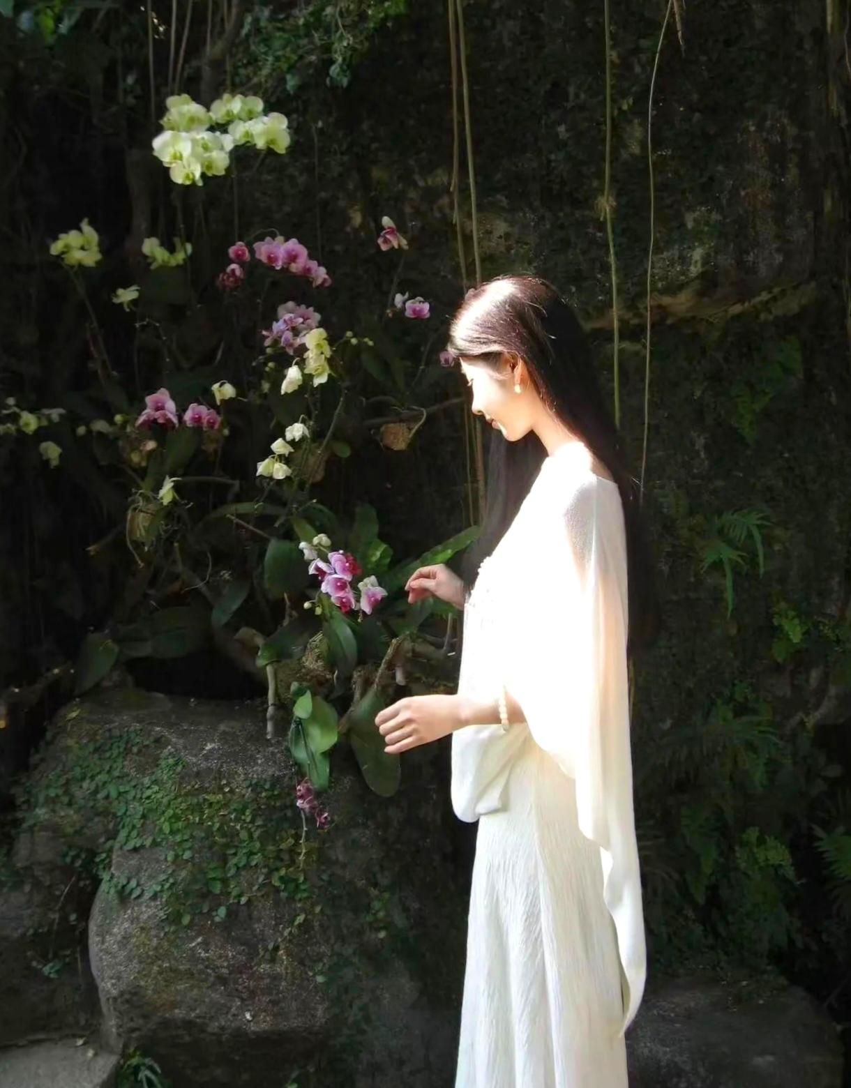 晒图笔记大赛 仙气缭绕的少女与花海相映成趣，静谧而美好。为什么说女人美在气质 在