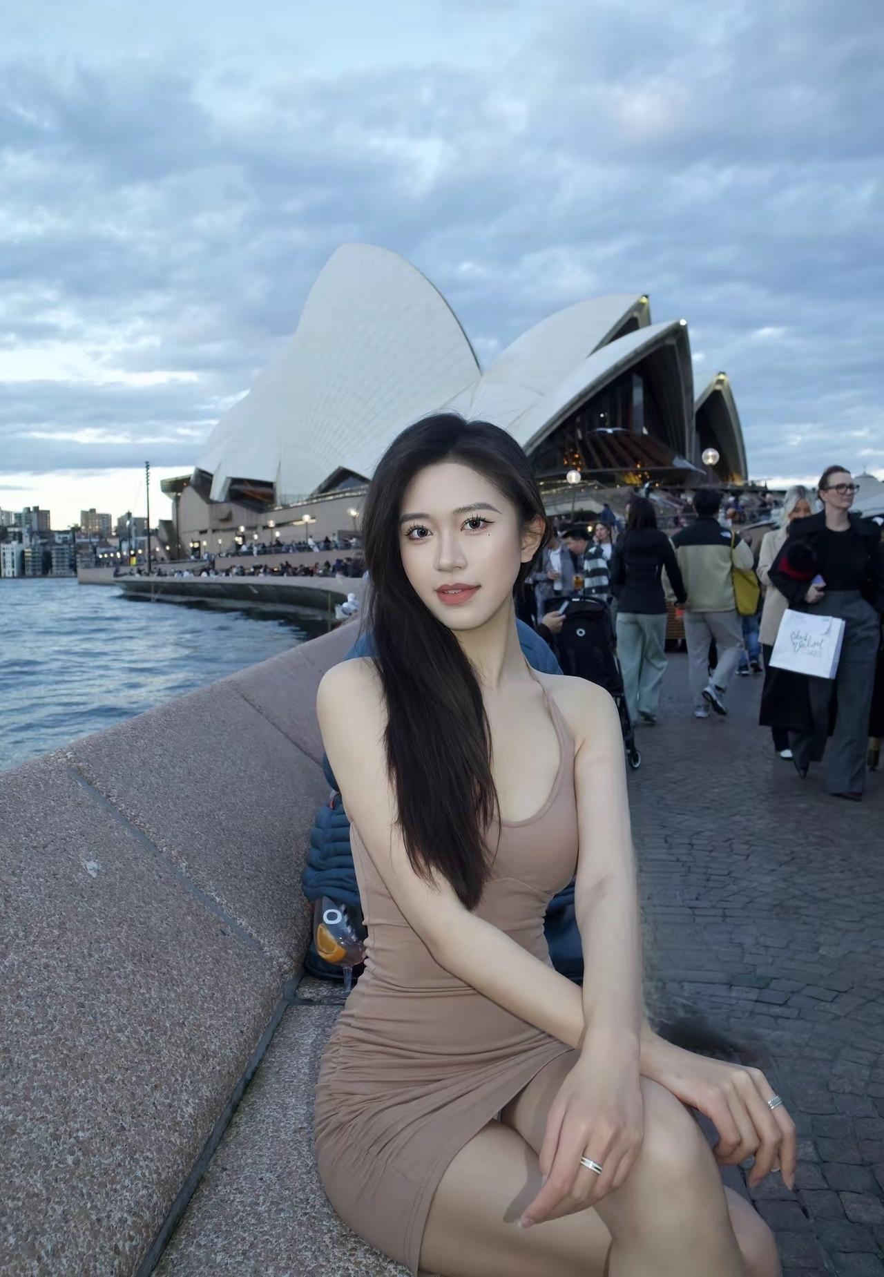 坐在悉尼歌剧院旁，风景美如画。