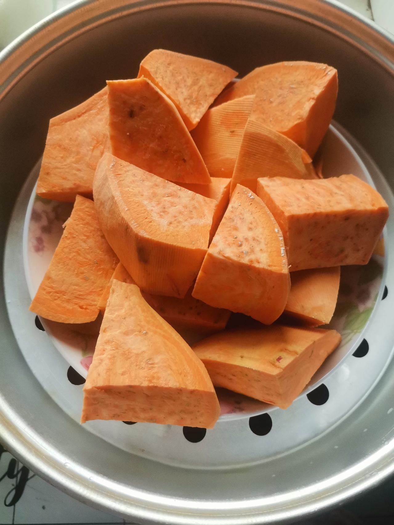 一个红薯切了一大盘，这个品种一个有几斤重。
切开后有白色的桨汁冒出，过一会就会变