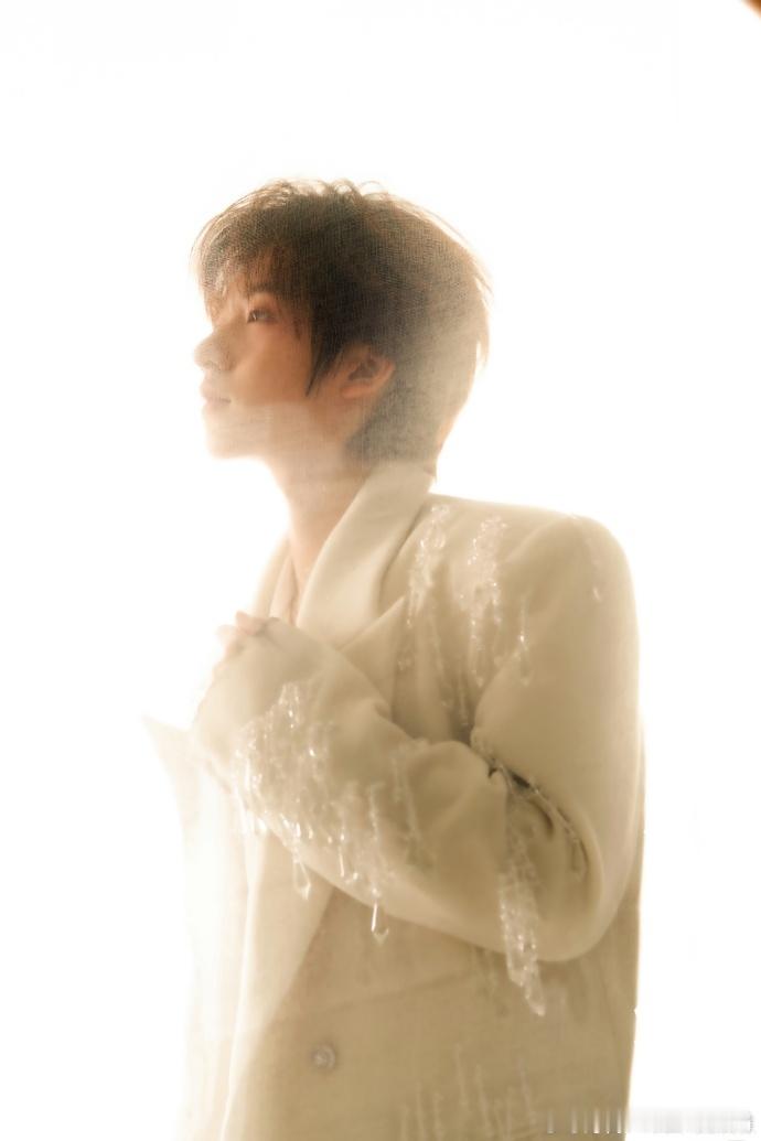 #贺峻霖白西装朦胧感##贺峻霖新歌Silence公式照#贺峻霖的白西装造型，宛如