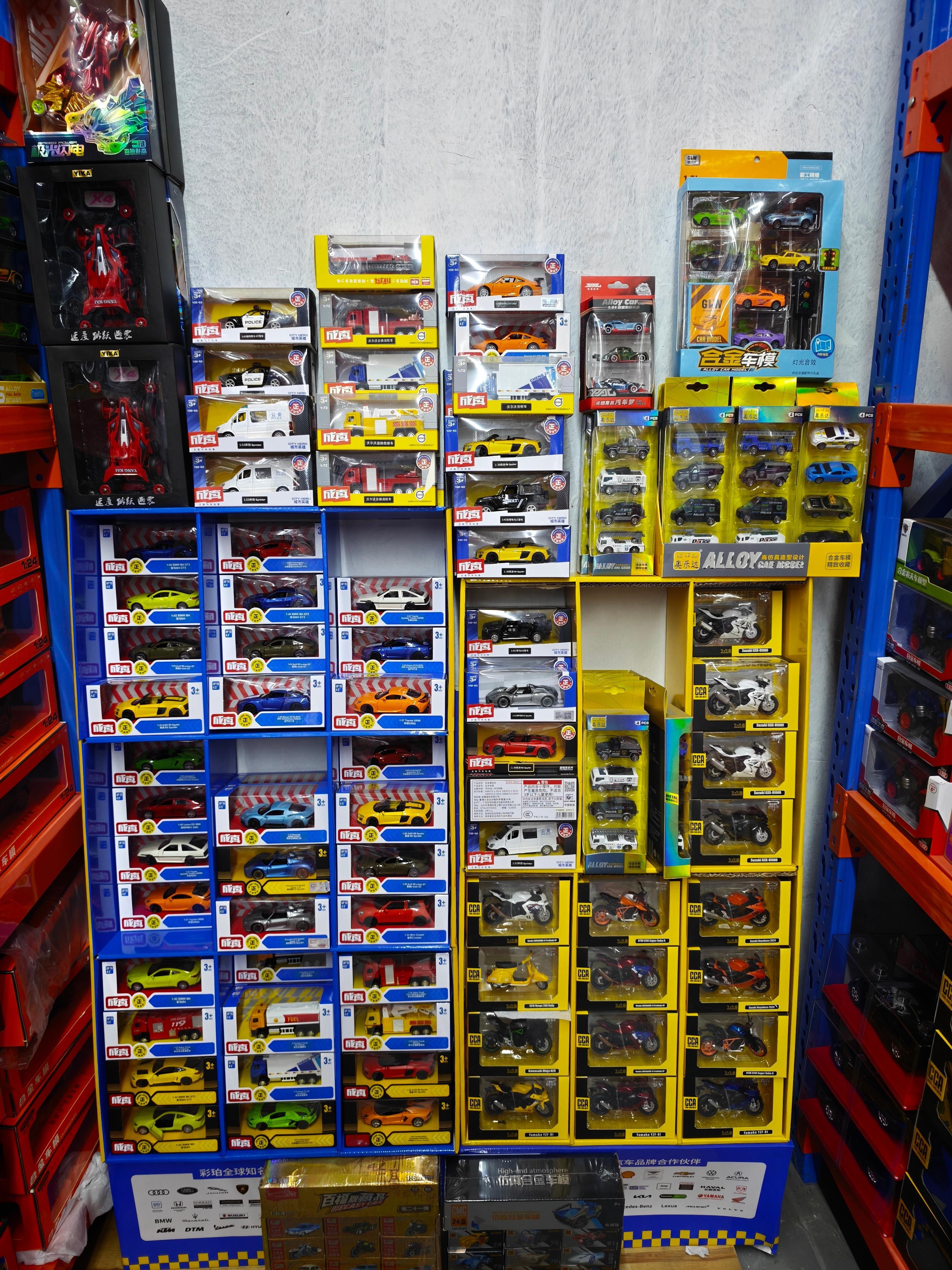 今天去给儿子买玩具我说 儿子你要个大枪不？让老板听见了，他说 你玩还是你儿子玩？