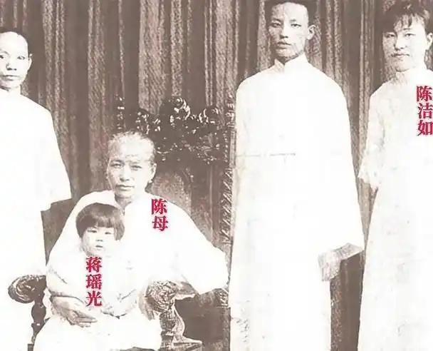 1927年去美国，船上的陈洁茹旁边的姑娘是张静江的女儿张倩英。
 
当时为了给宋