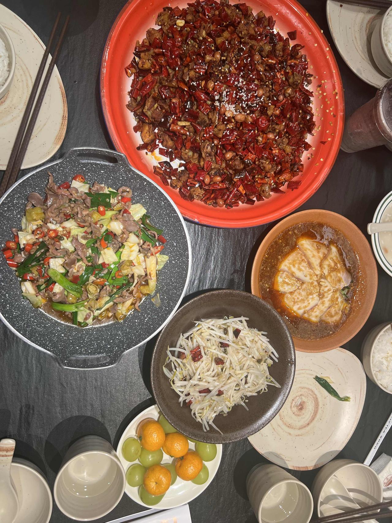 真不知道店家怎么赚钱
这一大盘子辣子鸡、一盘六七片蒜泥白肉、一盆泡椒鸡胗和一碗酸