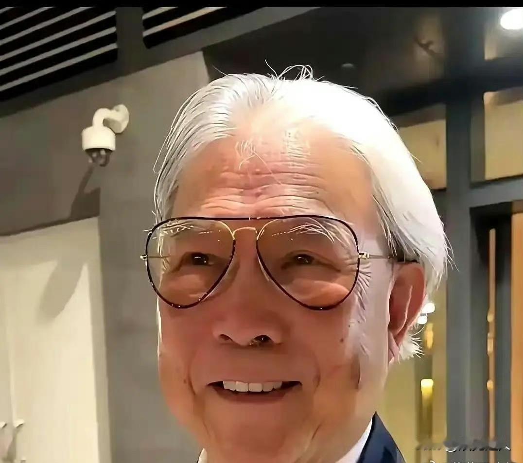 霍震霆78岁大寿的操作，颠覆了所有人对富豪的认知！
 
没有豪华酒店排场，没有年