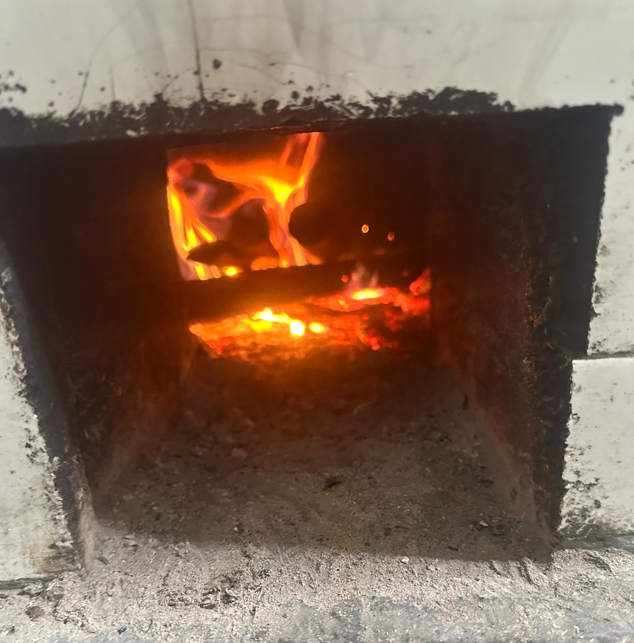 这是农村的大锅灶，每次回老家最喜欢的就是这个锅灶了。用柴火烧不仅炒菜好吃，煮饭就