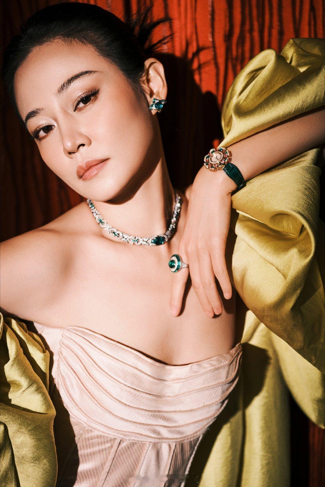 谭卓优雅婀娜明媚生姿 