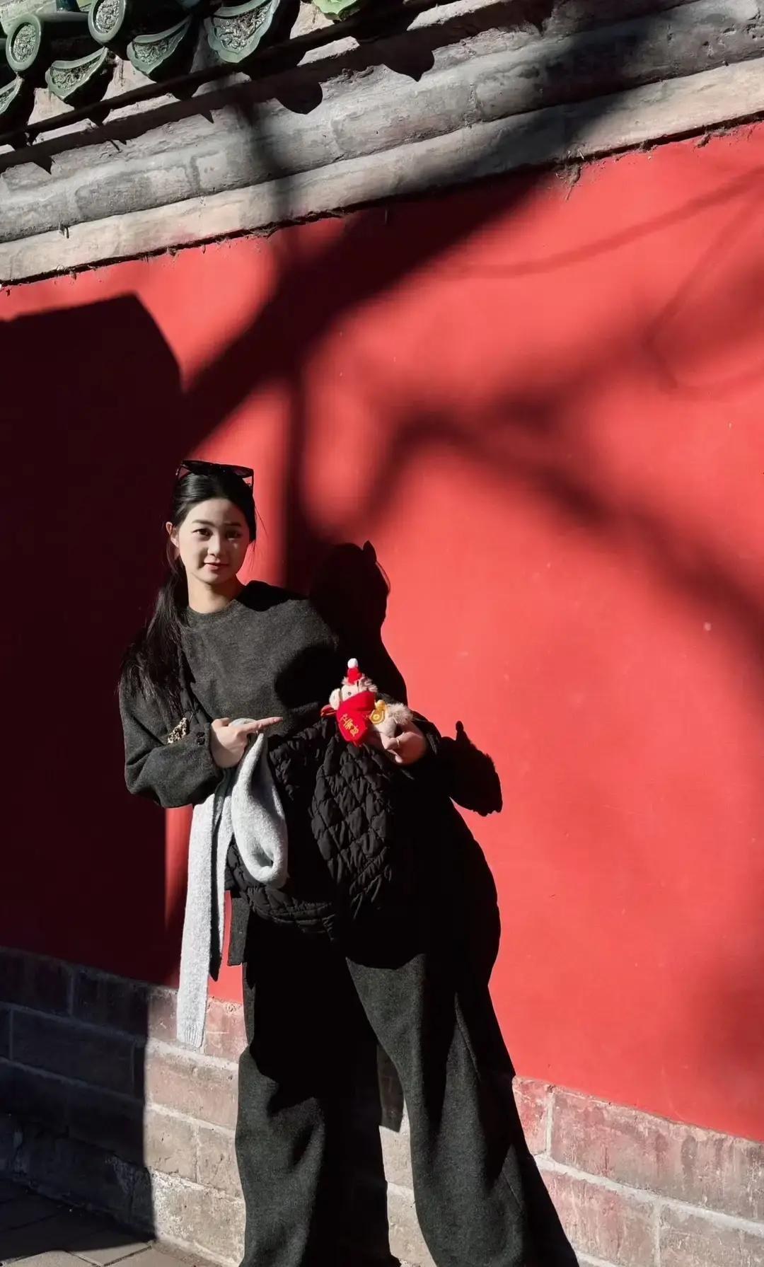 我嫂子最近迷上绕舌操，每天对着镜子转舌头，早晚各36圈，说能提拉苹果肌。
她拍了