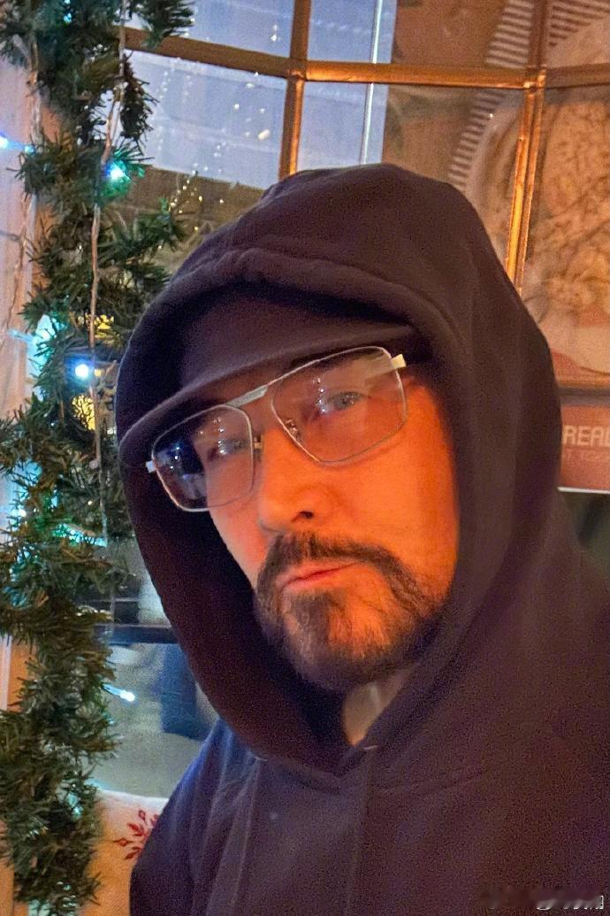 费翔65岁生日在飞机上过 12月24日，费翔迎来65岁生日。他在微博发文：“人到